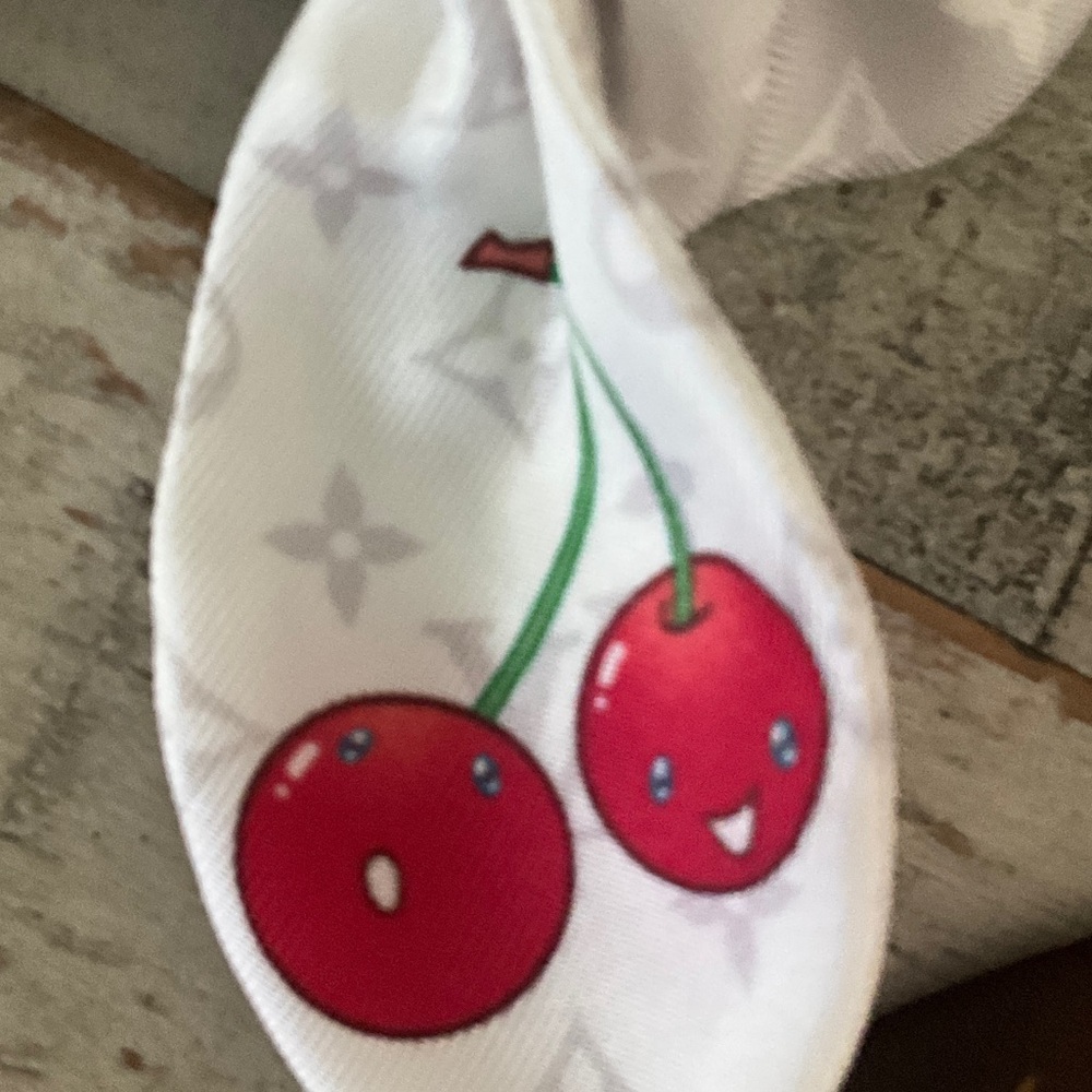 New! Louis Vuitton x Murakami 🍒collection
Silk hair scrunchies!! 2025🍒 - Picture 7 of 8